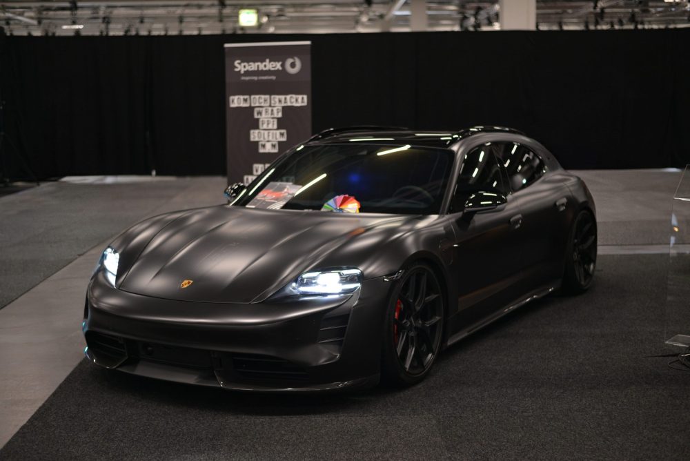 På plats på eCarExpo 2026: Framtidens elbilar, smarta laddhybrider och mässans hetaste nyheter – Matt-svart är en tidigare trend i lack, här i Porsche-utförande