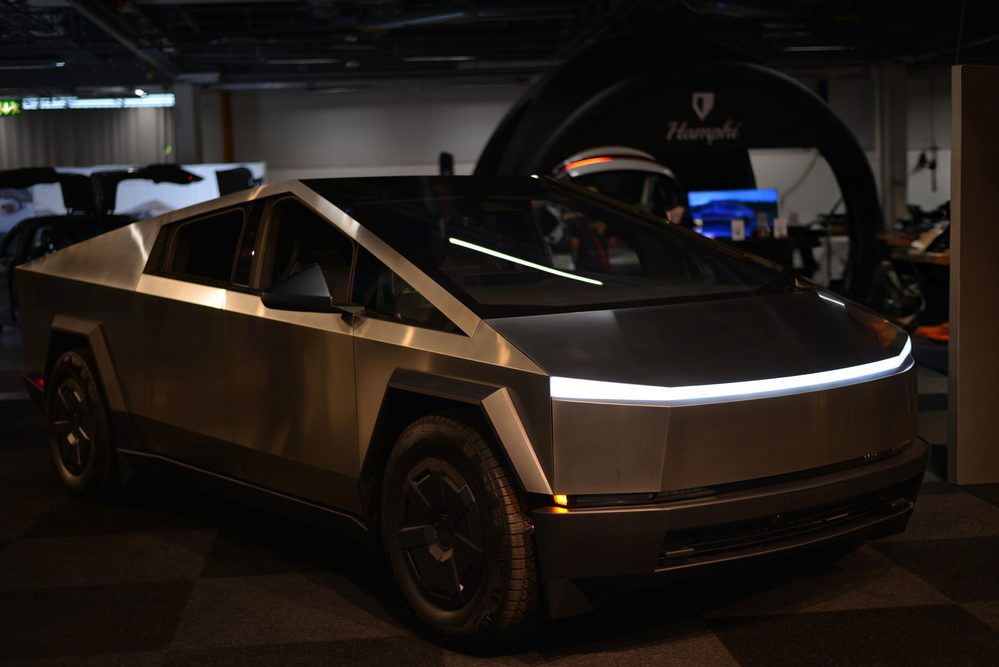 På plats på eCarExpo 2026: Framtidens elbilar, smarta laddhybrider och mässans hetaste nyheter – Cybertruck-konceptet känns som något Schwarzenegger körde i Total Recall på 90-talet. Men ball är den