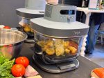 Ninja CRISPi PRO är en glasbaserad airfryer på 2 050 watt för dryga 3000 kr, som rymmer upp till 5,7 liter, skippar allt vad PFAS och teflon heter är busenkel att diska i maskin. Nackdelen är att bara en skål kan köras åt gången och att fläkten blåser så hårt att lösa ostskivor yr omkring (men varma mackor gör vi ju i ugnen, eller hur?).