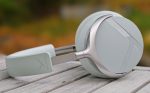 beyerdynamic Aventho Y är snygga, bekväma och har de bästa knapparna vi testat på länge. Ljudet är balanserat men något klent i basen, och brusreduceringen är svag. Det utbytbara batteriet gör dem ändå till ett par lurar som kan hålla i många år.