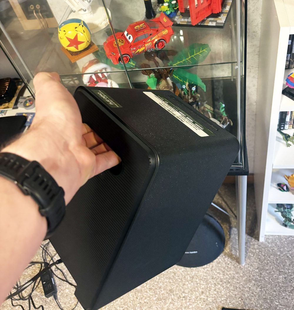Foto: Senses.se - Ett praktiskt handtag är behövligt då den väger en hel del. 